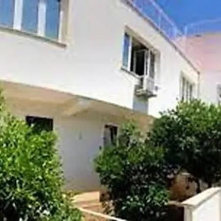 Bertie's Mondello Apartment *